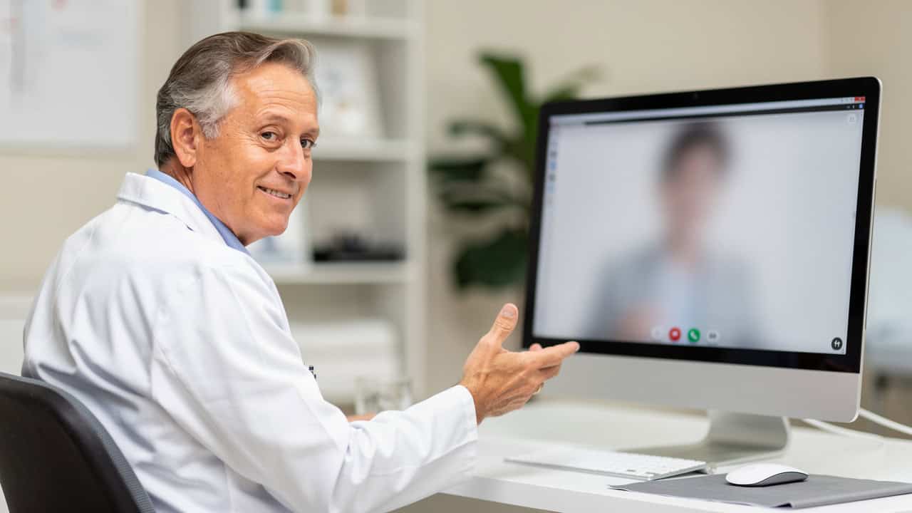 Pathology second opinion explained during a calm telemedicine consultation.